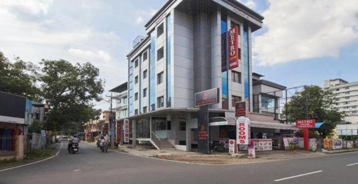 Metro Kochin Business Hotel Экстерьер фото